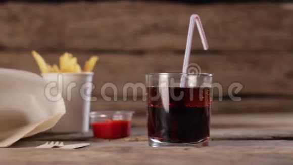 加可乐和酱汁的汉堡视频的预览图