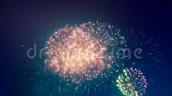 五彩缤纷的烟花在天空中展示视频的预览图