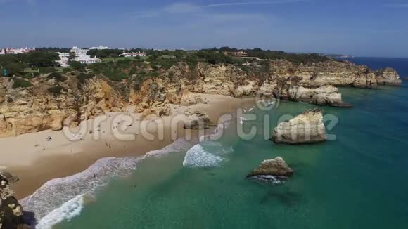 葡萄牙PriaTresIrmaosAlvor天然岩石空中飞行视频的预览图