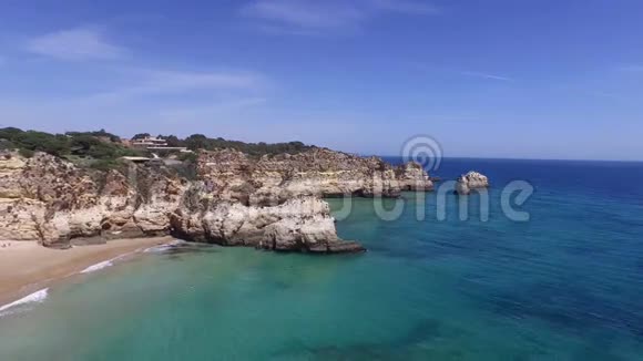 葡萄牙PriaTresIrmaosAlvor天然岩石空中飞行视频的预览图
