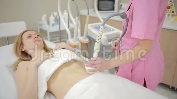 硬件美容女人在美容院做射频升降手术视频的预览图