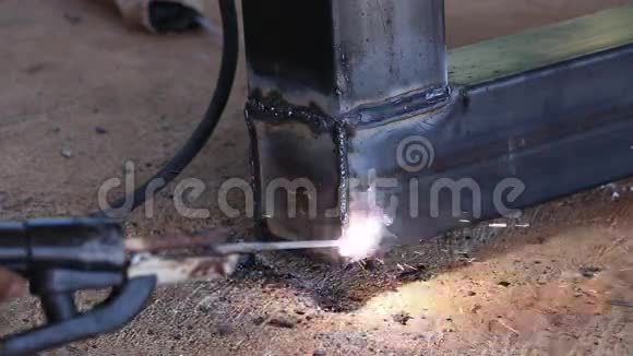工人焊接金属视频的预览图