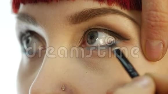 专业化妆师在眼部涂抹眼线化妆与时尚理念视频的预览图