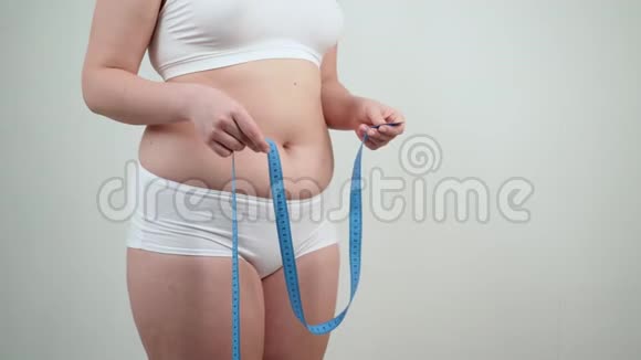 体重超重的女人测量她肥胖的腹部视频的预览图