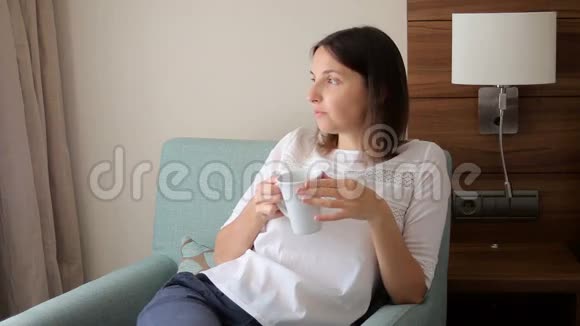 坐在椅子上的年轻女孩视频的预览图