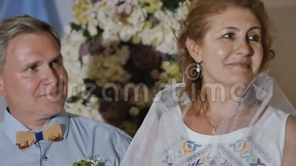 快乐的成年新郎和美丽的成年新娘视频的预览图