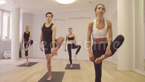 瑜伽课在工作室练习瑜伽的人视频的预览图