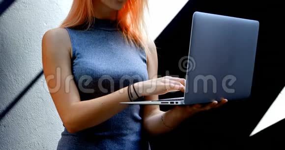 戴眼镜的女人用笔记本电脑4k视频的预览图