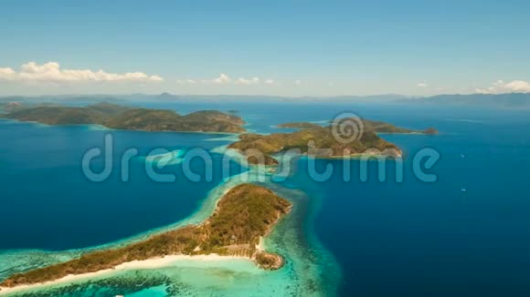 鸟瞰热带泻湖大海沙滩热带岛屿菲律宾巴拉望布桑加视频的预览图