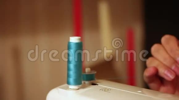 在缝纫机上工作视频的预览图