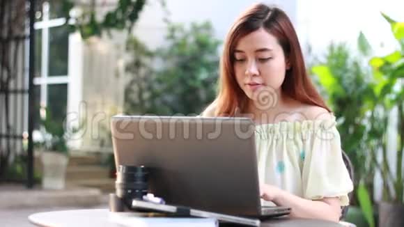 泰国成人学生大学美女使用笔记本电脑的肖像视频的预览图