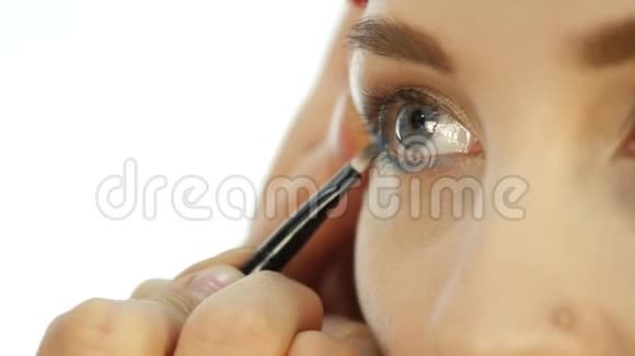 专业化妆师在眼部涂抹眼线化妆与时尚理念视频的预览图