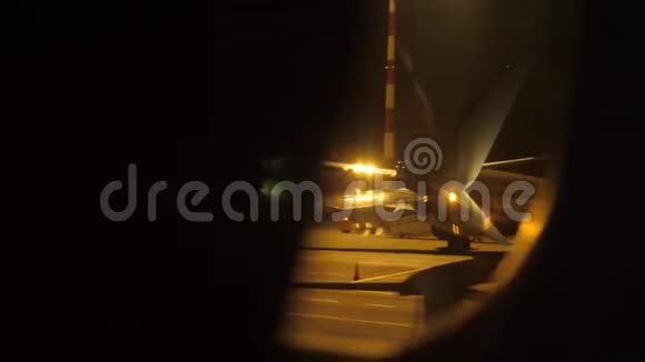 飞机飞机飞行的概念飞机晚上在机场跑道起飞窗外的景色视频的预览图