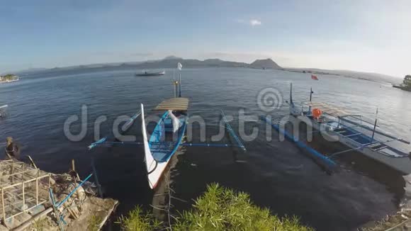 停泊在湖岸的船为岛间旅客提供服务视频的预览图