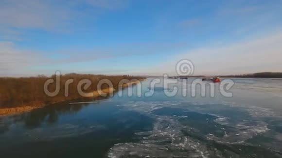 冬天在冰河上的货船视频的预览图