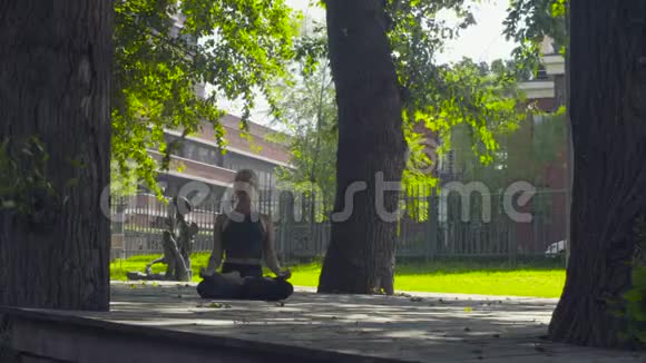 年轻女子在公园里冥想视频的预览图