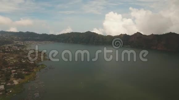 火山口的湖巴厘巴图尔视频的预览图