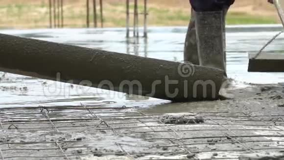 施工工人浇筑混凝土拌料视频的预览图