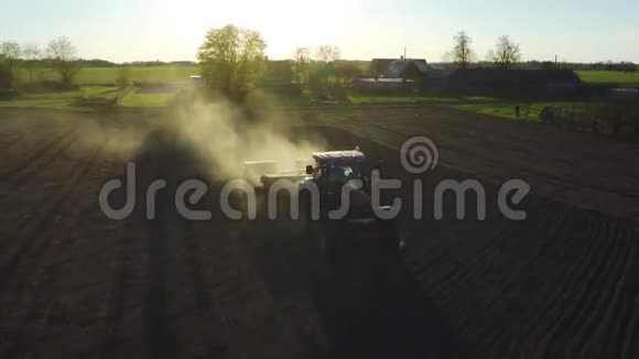 农用拖拉机在田间作业空中镜头视频的预览图