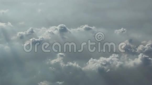 在云层上视频的预览图