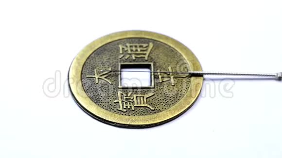 中国古董币上的针灸针视频的预览图