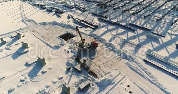 建设现代化工厂或厂房工业区冬季从空中全景现代植物视频的预览图