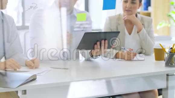拥有平板电脑的商务团队在办公室工作视频的预览图