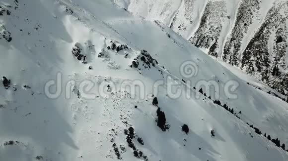 带着无人机的冬季山脉景观视频的预览图
