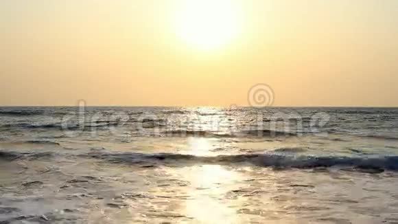 海上日落的景象视频的预览图