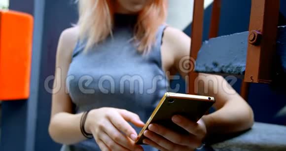 年轻女子使用手机4k视频的预览图