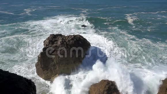 慢运动海浪冲击岩石视频的预览图