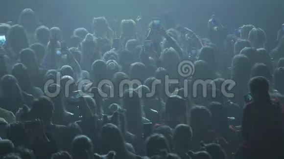 在俱乐部的音乐会上跳舞的人视频的预览图