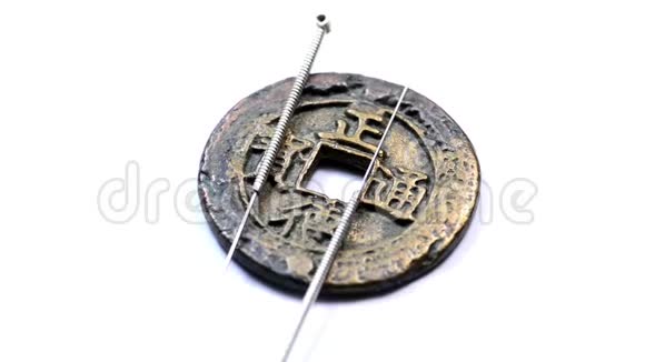 中国古董币上的针灸针视频的预览图