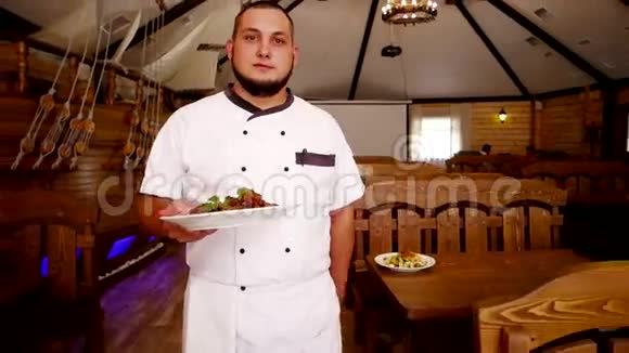 家庭餐厅肖像厨师为客人提供食物大厅酒馆咖啡馆欧洲传统厨师外出视频的预览图