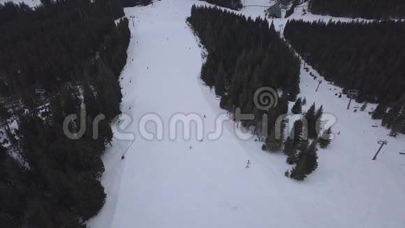 滑雪胜地亚斯纳斯洛伐克高山低塔特拉斯空中无人机顶景4K视频的预览图