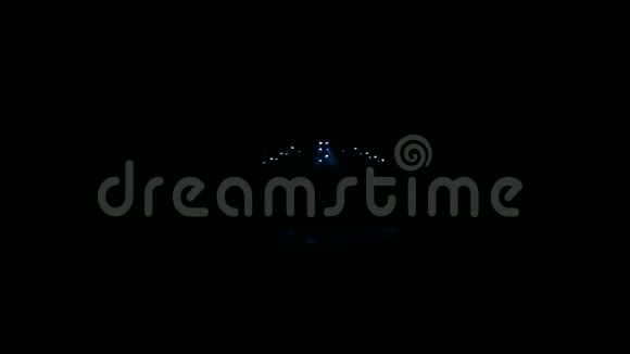 黑暗中一个空音乐会舞台上的彩色灯光视频的预览图