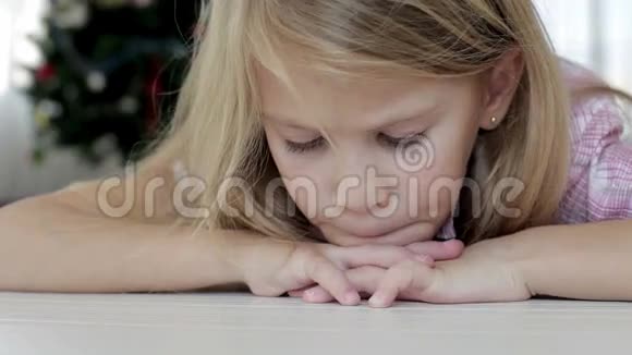 悲伤的小女孩的肖像视频的预览图