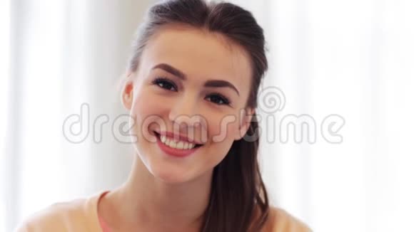 幸福微笑的年轻女子视频的预览图
