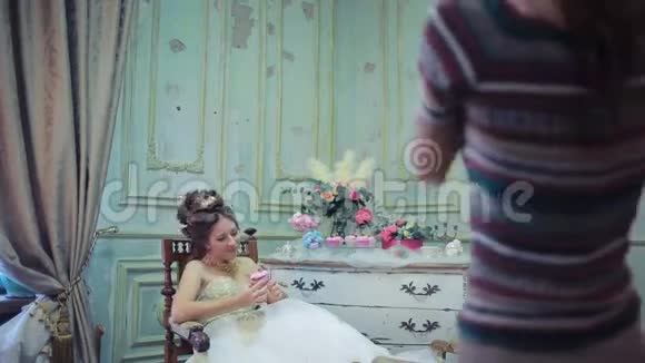 年轻的摄影师正在为新娘拍照视频的预览图