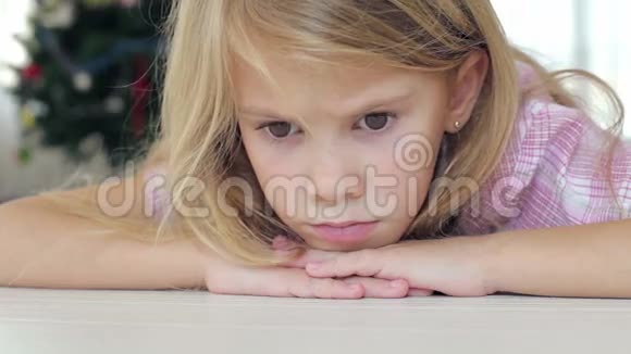 悲伤的小女孩的肖像视频的预览图