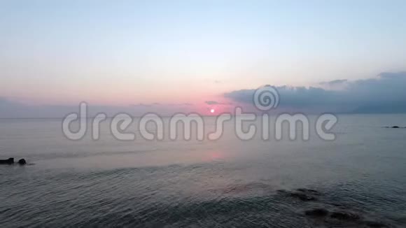 日落前平静美丽的海景视频的预览图