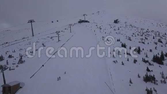 滑雪胜地亚斯纳斯洛伐克高山低塔特拉斯空中无人机顶景4K视频的预览图