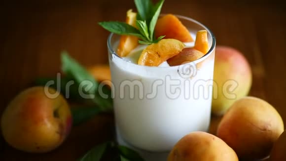 自制酸奶与成熟杏视频的预览图