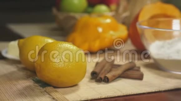 厨房里的女人做南瓜派4K慢镜头拍摄多莉射中视频的预览图