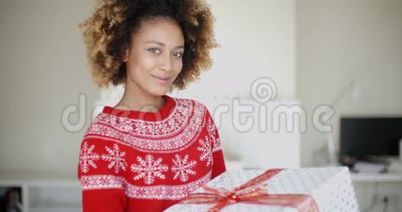 带圣诞礼物的非裔美国妇女视频的预览图