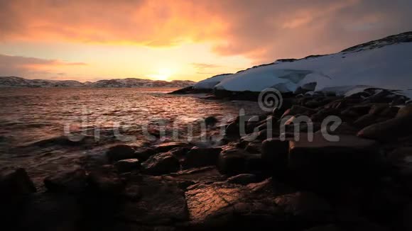 暴风雨中日落时的北冰洋视频的预览图
