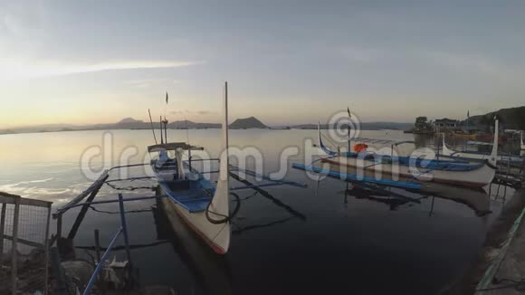 停泊在湖岸的旅游船为岛屿间旅客提供服务视频的预览图
