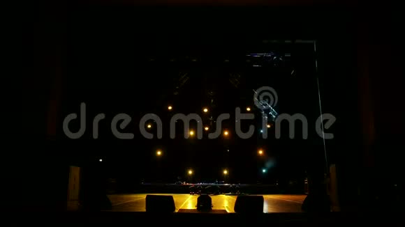 黑暗中一个空音乐会舞台上的彩色灯光视频的预览图