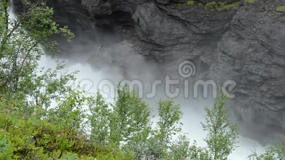 夏天银河白色的大瀑布从湿滑的山谷中落下来岩石和石头视频的预览图