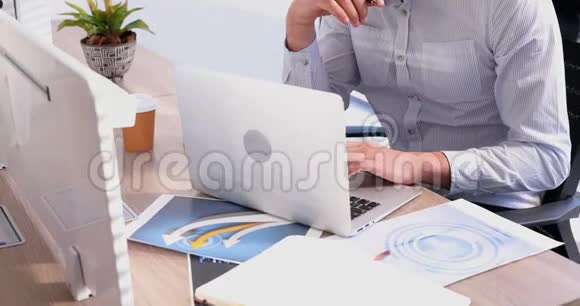 男性主管使用笔记本电脑办公桌4k视频的预览图